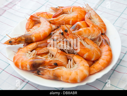 Pile de les crevettes préparées jette sur la plaque Banque D'Images