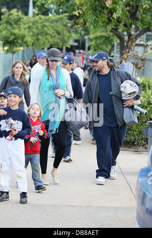 Kevin Federline, Victoria Prince, Sean Preston Federline, et Jayden James Federline revenir à pied à leur voiture après avoir assisté à Sean Preston Federline match la petite ligue dans Calabasas Calabasas, Californie - 18.05.11 Banque D'Images