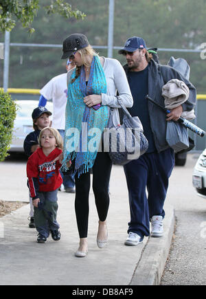 Kevin Federline, Victoria Prince, Sean Preston Federline, et Jayden James Federline revenir à pied à leur voiture après avoir assisté à Sean Preston Federline match la petite ligue dans Calabasas Calabasas, Californie - 18.05.11 Banque D'Images