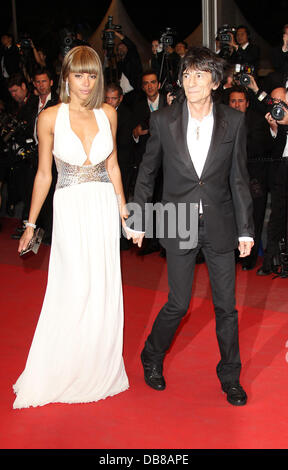 Ron Wood et Ana Araujo 2011 Festival International du film de Cannes - jour 8 - Melancholia - Premiere Cannes, France - 18.05.11  Banque D'Images