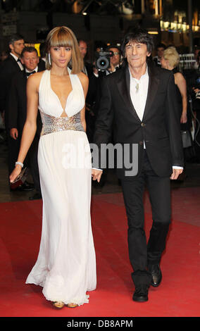 Ron Wood et Ana Araujo 2011 Festival International du film de Cannes - jour 8 - Melancholia - Premiere Cannes, France - 18.05.11  Banque D'Images