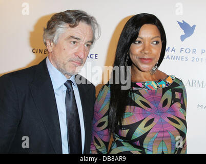 Robert de Niro et sa femme Grace Hightower de Niro 2011 Festival International du film de Cannes - jour 8 - Cinéma pour la paix - arrivées Cannes, France - 18.05.11  Banque D'Images