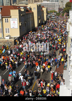 Des fans de l'Afrique du Sud célèbre la fierté passion marche du ventilateur à Cape Town en 2010 Coupe du Monde de soccer en Afrique du Sud Banque D'Images