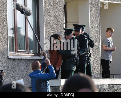 DUBLIN / IRLANDE 2-06-11 un lotissement Dublin southside était trnsformed en une succession républicaine de Belfast pour le tournage de ' Shadow Dancer ', un film sur une jeune femme ( Andrea Riseborough ) qui a été membre de l'IRA aux côtés de ses frères et son mari devient un informateur pour la MI5.Le film a également étoiles Clive Owen, et Gillian Anderson. Ci-Andrea Riseboro Banque D'Images