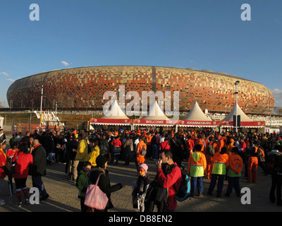 La foule arrivée stade Soccer City final FNB Stadium de Soweto à Johannesburg 2010 Coupe du Monde de soccer en Afrique du Sud Banque D'Images