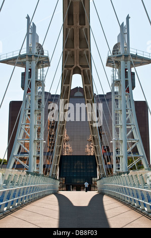 La passerelle Lowry et bâtiment en verre, cuivre Quay West, Centre d'affaires, Salford, Greater Manchester, UK Banque D'Images