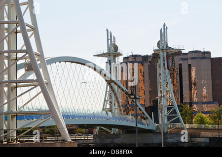 La passerelle Lowry et bâtiment en verre, cuivre Quay West, Centre d'affaires, Salford, Greater Manchester, UK Banque D'Images