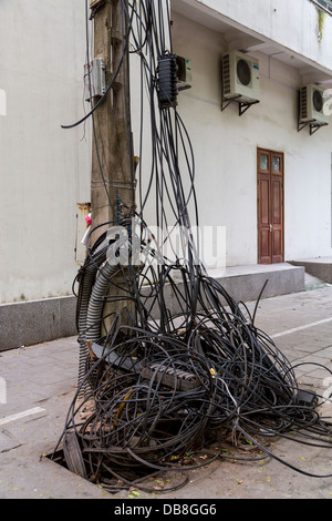 Un 'electric power grid' sur un poteau, dans le vieux quartier de Hanoi, Vietnam, Asie. Banque D'Images