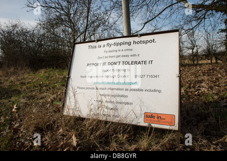 Les fly-tipping signer dans le Warwickshire, en Angleterre. Banque D'Images