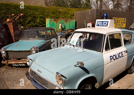 Royaume-uni, Angleterre, dans le Yorkshire Goathland, livrée Police Ford Anglia dans Mostyn's Garage jardin Banque D'Images