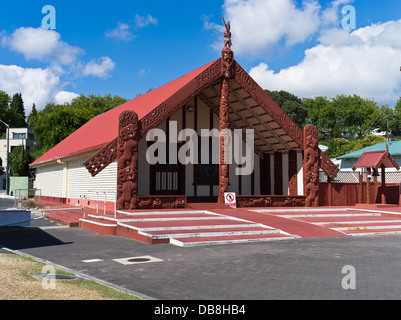 Dh Ohinemutu ROTORUA NEW ZEALAND Maori Te Papaiouru Marae lieu de rencontre traditionnel des sculptures en bois maison Accueil Banque D'Images