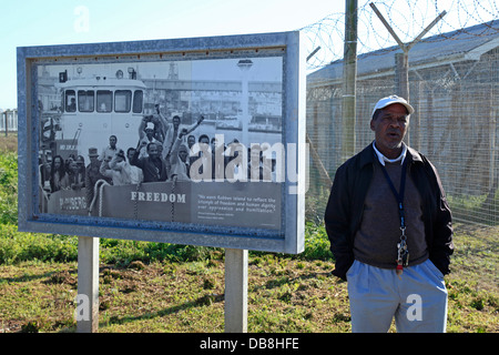 Ex prisonnier politique expliquant aux touristes comment la prison utilisée au travail, Robben Island, Cape Town Banque D'Images