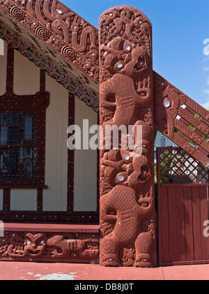 dh Ohinemutu ROTORUA NOUVELLE-ZÉLANDE Maoris te Papaiouru Marae sculptures en bois sculptant art culture sculpture maorie Banque D'Images