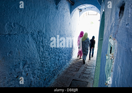 Les gens qui marchent à travers une arche dans la médina de Chefchaouen bleu. Région du Rif, au Maroc Banque D'Images