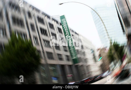 Le logo de la quotidien "Hamburger Abendblatt" se bloque sur l'Axel Springer à Hambourg, Allemagne, 25 juillet 2013. Axel Springer AG est la vente de leur journal régional des groupes Berliner Morgenpost et Hamburger Abendblatt ainsi que leur guide du programme et pour le journal des femmes l'Funke Media Group. Photo : CHRISTIAN CHARISIUS Banque D'Images