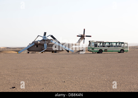 Les services américains l'opération Eagle Claw ruiné et abandonné l'hélicoptère, bus y Lyubashenko, Iran Banque D'Images