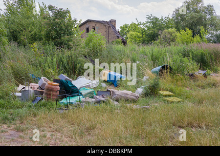 Décharge illégale de déchets en bordure d'un champ Banque D'Images