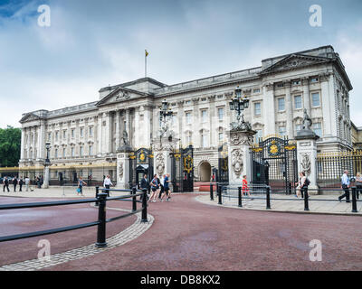 Londres, UK - Juillet 25th, 2013 : Les frontaliers et les joggeurs passent les portes de Buckingham Palace tôt le matin. La zone est beaucoup plus calme maintenant après l'occupé quelques jours suivant la naissance du Prince George de Cambridge. Credit : CBCK-Christine/Alamy Live News Banque D'Images