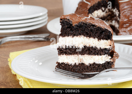 Libre de crème au chocolat Gâteau sur une assiette Banque D'Images