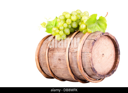 Les raisins et vintage en bois baril isolé sur fond blanc Banque D'Images