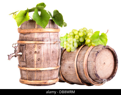 Les raisins et vintage en bois baril isolé sur fond blanc Banque D'Images