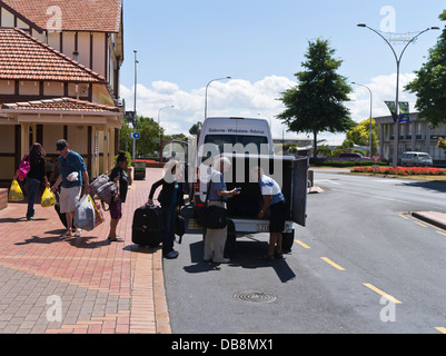 dh Rotorua gare routière ROTORUA NEW ZEALAND personnes se joignant au service de minibus Voyage en nz transport Banque D'Images