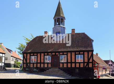 Ancien hôtel de ville 1789 avec clocher de l'église en place pavée est maintenant Det Gamle Rådhus museum à Ebeltoft, Jutland, Danemark Banque D'Images