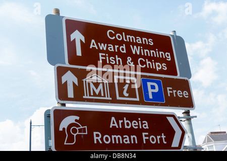 Des panneaux de direction de tourisme à South Shields Coleman's Fish & Chips primé Arbeia Roman Fort Museum Gratuit Banque D'Images