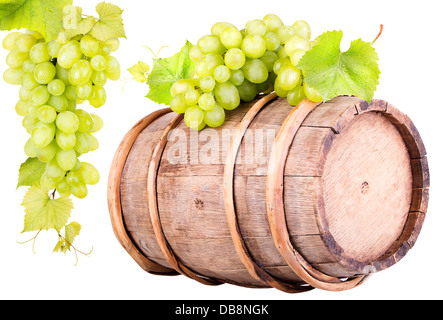 Les raisins et vintage en bois baril isolé sur fond blanc Banque D'Images