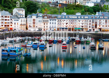 Luarca, Espagne- le 24 juin 2013:vue de la nuit de l'occupation et du port de pêche pittoresque de Luarca, Asturias, Espagne. Banque D'Images