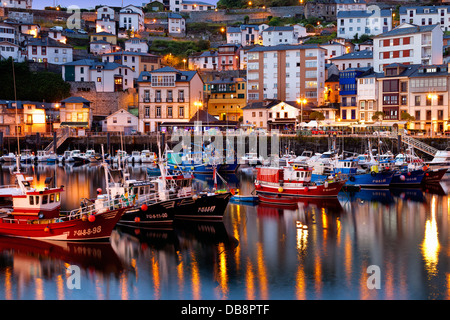 Luarca, Espagne- le 24 juin 2013:vue de la nuit de l'occupation et du port de pêche pittoresque de Luarca, Asturias, Espagne. Banque D'Images