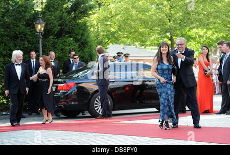 L'acteur allemand Wolfgang Stumph et son épouse Christine arrive à l'ouverture de Festival de Bayreuth 2013 à Bayreuth, Allemagne, 25 juillet 2013 et porte verres jaunes. Un mois le festival Wagner est le plus prestigieux événement de la culture. Photo : Tobias Hase/dpa Banque D'Images