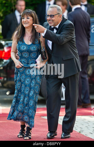 L'acteur allemand Wolfgang Stumph et son épouse Christine arrive à l'ouverture de Festival de Bayreuth 2013 à Bayreuth, Allemagne, 25 juillet 2013. Un mois le festival Wagner est le plus prestigieux événement de la culture. Photo : Daniel Karmann/dpa  + + +(c) afp - Bildfunk + + + Banque D'Images