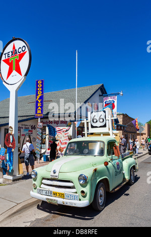 Vieille voiture à l'extérieur de l'Ange et Vilma Delgadillo's Route 66 Cadeaux sur l'historique Route 66, Seligman, Arizona, USA Banque D'Images