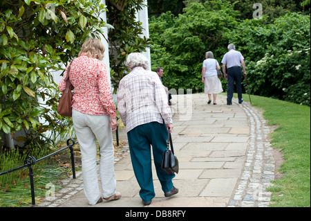 Diverses personnes âgées adultes matures walking in park homme adultes femmes adultes Richmond Park Banque D'Images