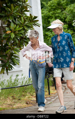 Diverses personnes âgées adultes matures walking in park homme adultes femmes adultes et fauteuil Banque D'Images