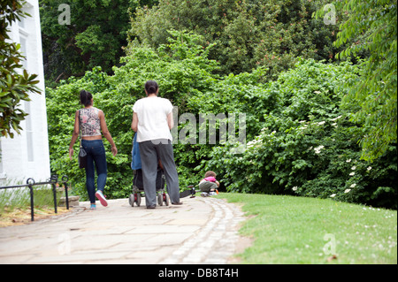 Diverses personnes âgées adultes matures walking in park homme adultes femmes adultes et fauteuil Banque D'Images