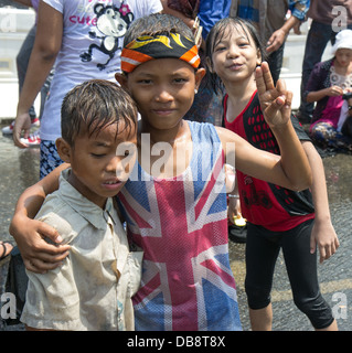 Enfants jouant dans la rue Banque D'Images