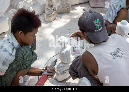 Mens travaillant sur une statue de Bouddha Banque D'Images