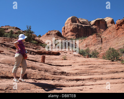 Des randonnées touristiques femme de Cathedral Rock, une énergie magnétique (féminin), vortex de Sedona, Arizona, USA Banque D'Images