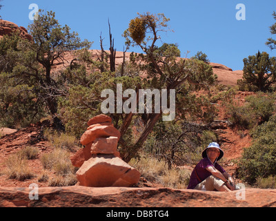 Touriste se repose pendant une randonnée à Belll Rock, l'équilibre (à la fois masculin et féminin) dans l'énergie vortex, Sedona, Arizona, USA Banque D'Images