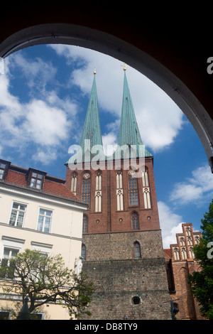 L'église St Nicolas Saint-nicolas médiévale restaurée Nikolaiviertel trimestre Mitte Berlin Allemagne Banque D'Images