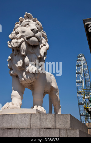 La Banque du Sud Statue Lion et le London Eye, , le pont de Westminster, Londres, Angleterre Banque D'Images