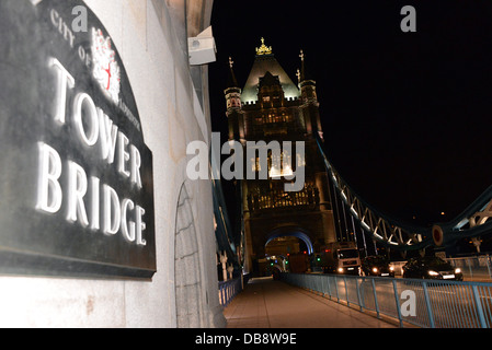 Différentes vues de la Tower Bridge London UK la nuit et travail du fer de la peinture bleu pont en direction sud et nord. Banque D'Images