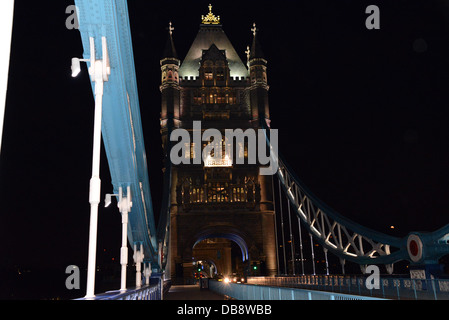 Différentes vues de la Tower Bridge London UK la nuit et travail du fer de la peinture bleu pont en direction sud et nord. Banque D'Images