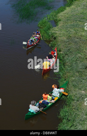 Canoë sur la rivière de Sabile Abava, de la Lettonie, de l'Europe Banque D'Images