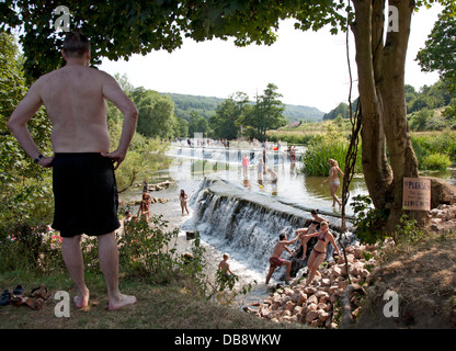 Echelle et pagayer à Warleigh Weir sur la rivière Avon près de Bath, Somerset, Royaume-Uni Banque D'Images