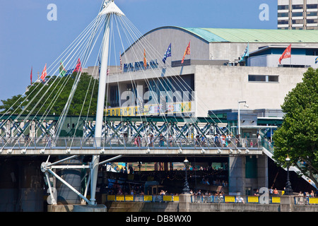 Royal Festival Hall et le Jubilé Passerelle, Londres, Angleterre Banque D'Images