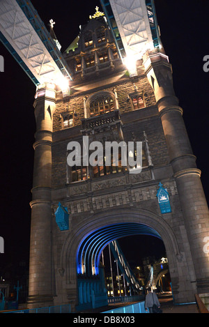 Différentes vues de la Tower Bridge London UK la nuit et travail du fer de la peinture bleu pont en direction sud et nord. Banque D'Images