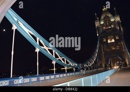 Différentes vues de la Tower Bridge London UK la nuit et travail du fer de la peinture bleu pont en direction sud et nord. Banque D'Images